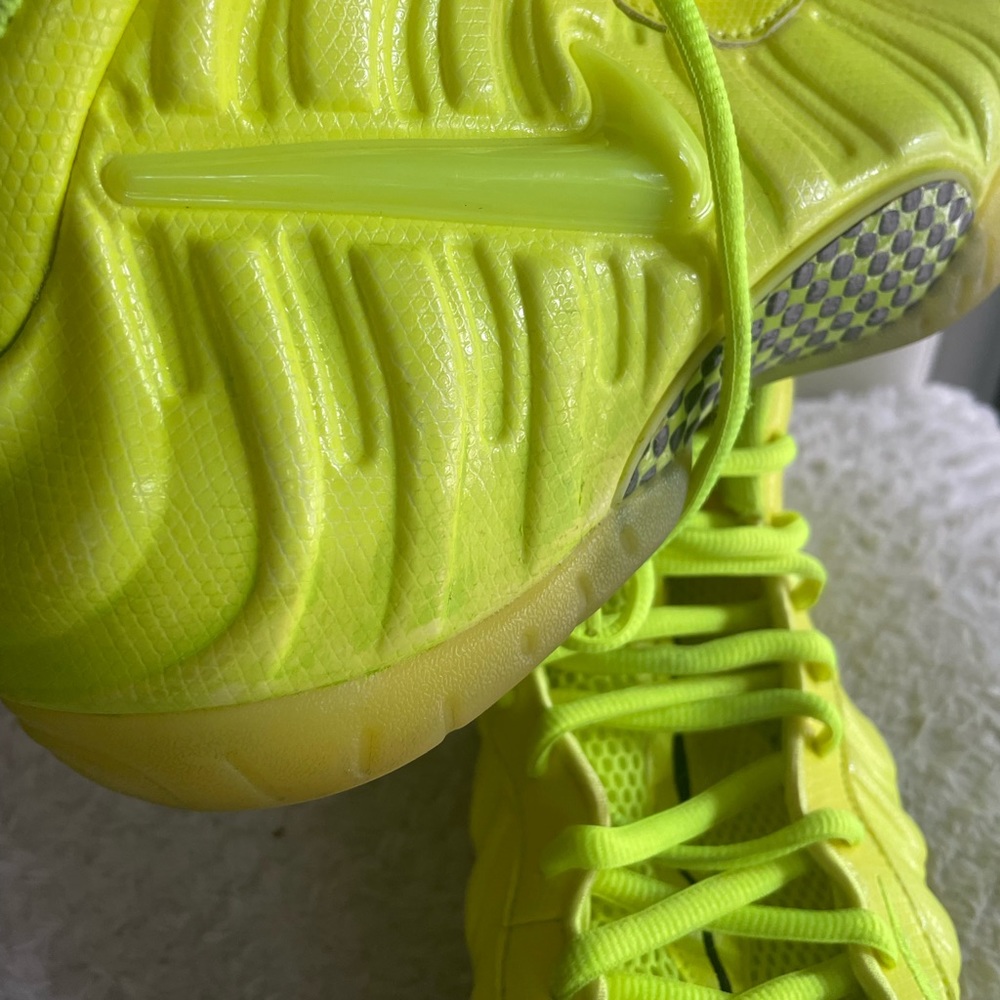 Sold on Mercari.Nike Air Foamposite volt in really good condition. - Picture 10 of 10